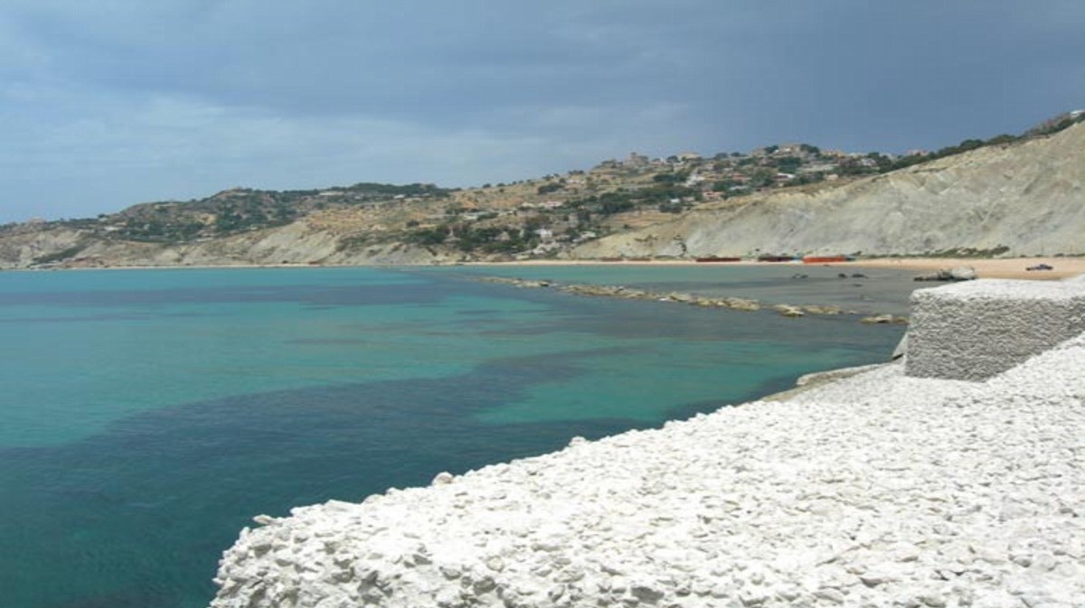 Bambina di 7 anni perde la vita dopo un malore in mare a Licata: comunità sotto choc