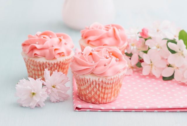 Cupcakes primavera: limoncello e cocco con crema all’alchermes