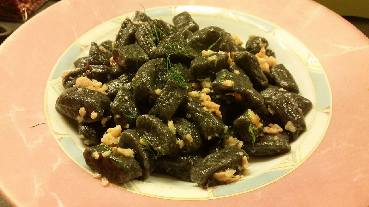Gnocchi al nero di seppia con salsa di spigola e zafferano