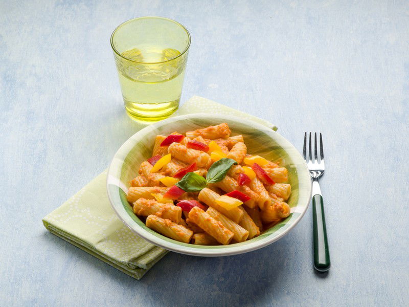 Pasta al tonno e peperoni con pomodoro - Ricetta di ...