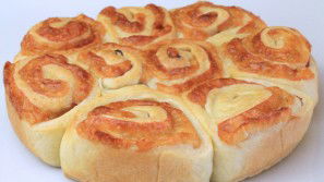 Torta di rose con prosciutto cotto e scamorza