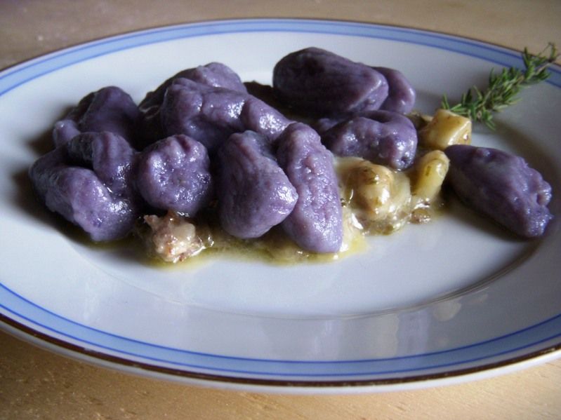 Gnocchi di patate viola con asparagi e pancetta