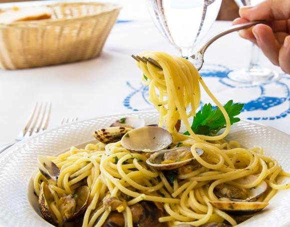 Spaghetti alle vongole veraci: ricetta e variante con pomodorini - Fidelity  Cucina