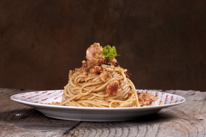 Spaghetti con gamberi e granella di mandorle