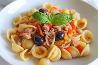 Orecchiette con salsiccia, peperoni e olive nere