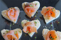 Tartine degli innamorati con salmone affumicato e pistacchi tritati