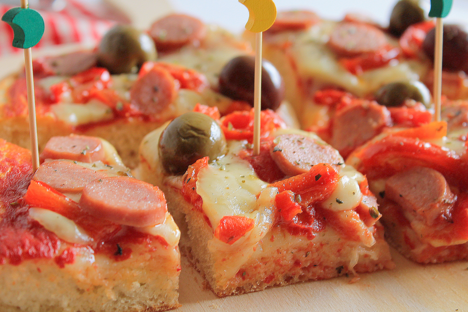 Pizza alta e soffice con peperoni, wurstel e olive miste