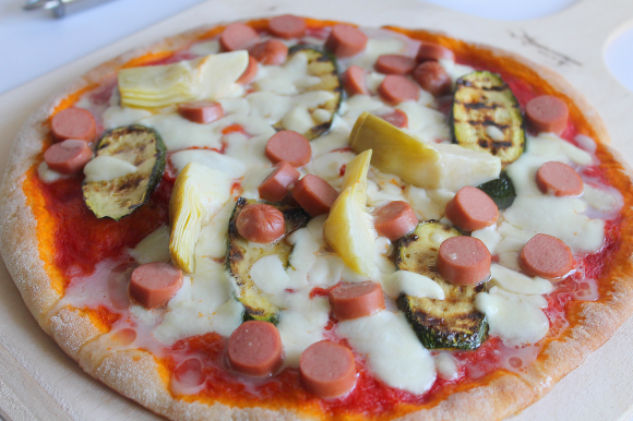 Pizza capricciosa con wurstel e zucchine grigliate