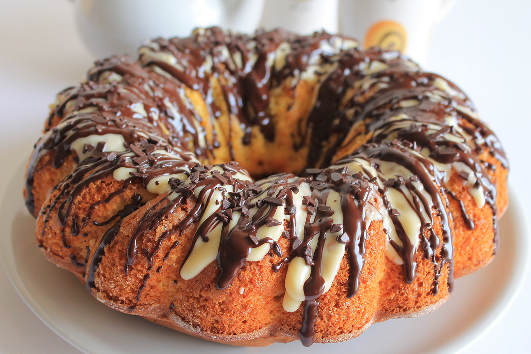 Ciambellone all’arancia ricoperto di cioccolato bianco e fondente