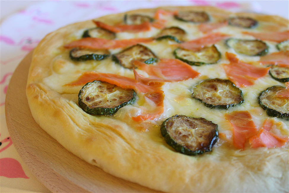 Pizza delicata con mozzarella, salmone affumicato e zucchine