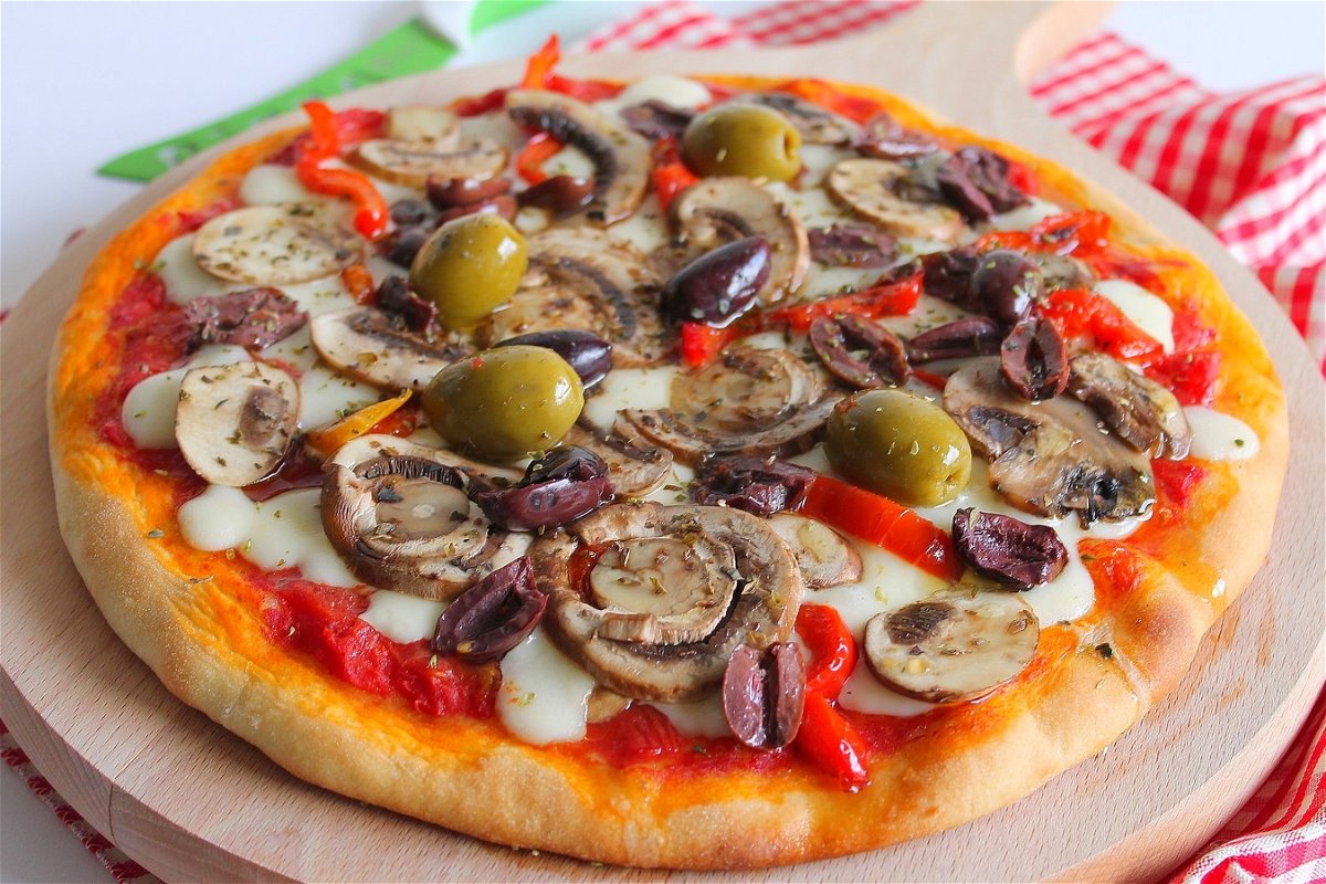 Pizza con funghi freschi, peperoni e olive miste - Fidelity Cucina
