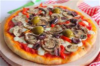 Pizza con funghi freschi, peperoni e olive miste