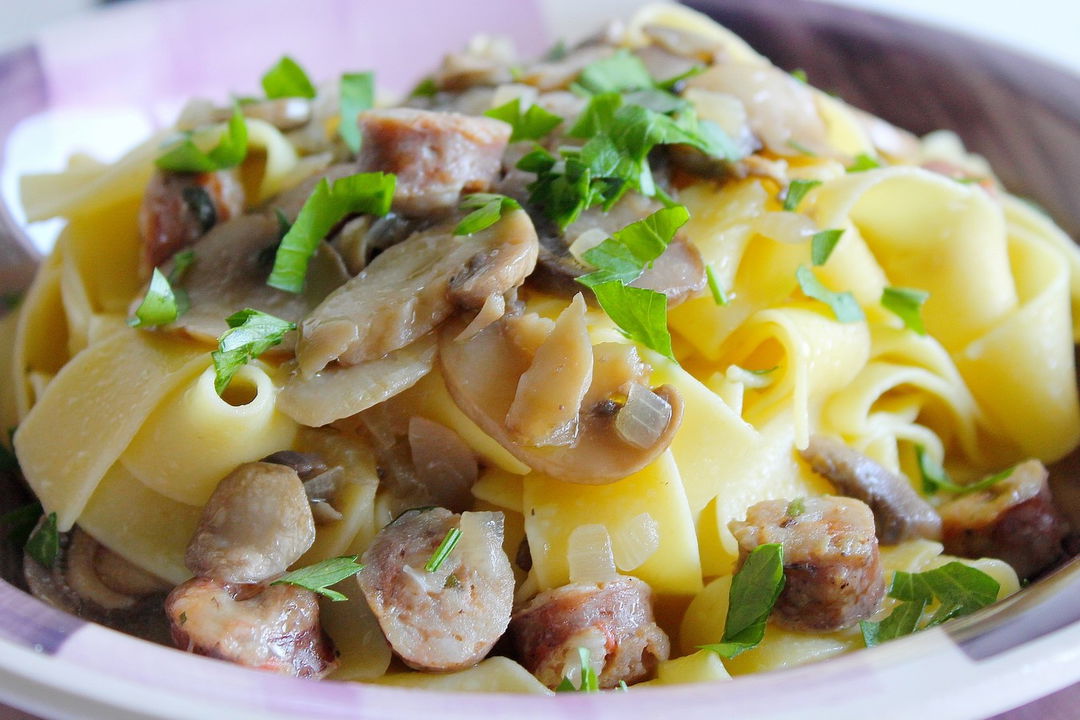 Pappardelle all’uovo con funghi champignon e salsiccia