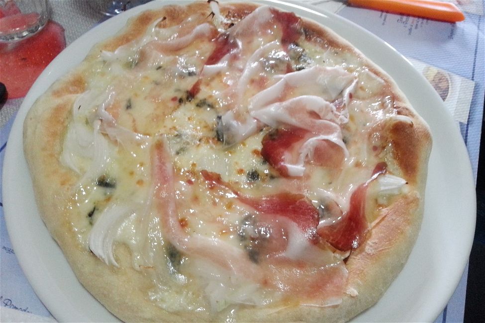 Pizza con guanciale, gorgonzola e cipolla