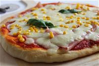 Pizza con mozzarella fior di latte, prosciutto cotto e mais