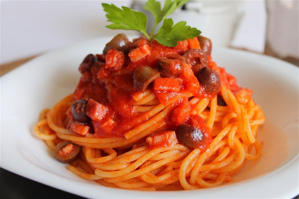 Spaghetti al pomodoro con pancetta e olive nere