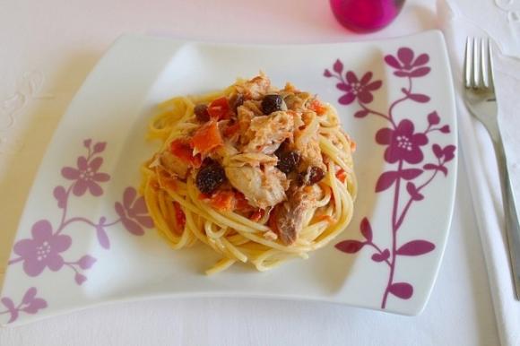 Spaghetti con sgombro sott'olio, pomodoro e uvetta ...