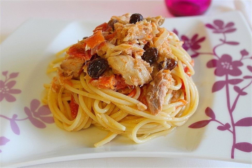 Spaghetti con sgombro sott’olio, pomodoro e uvetta