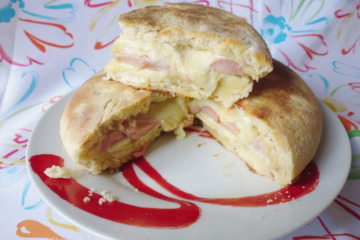 Focaccia in padella con wurstel e provola - Fidelity Cucina