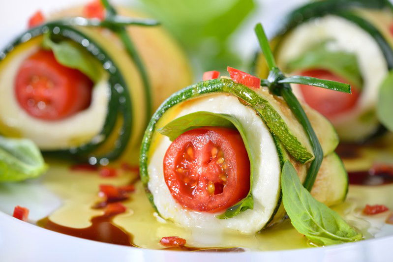 Involtini di zucchine fritte con mozzarella e pomodorini