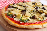 Pizza con verdure grigliate, olive, mozzarella e scaglie di Parmigiano