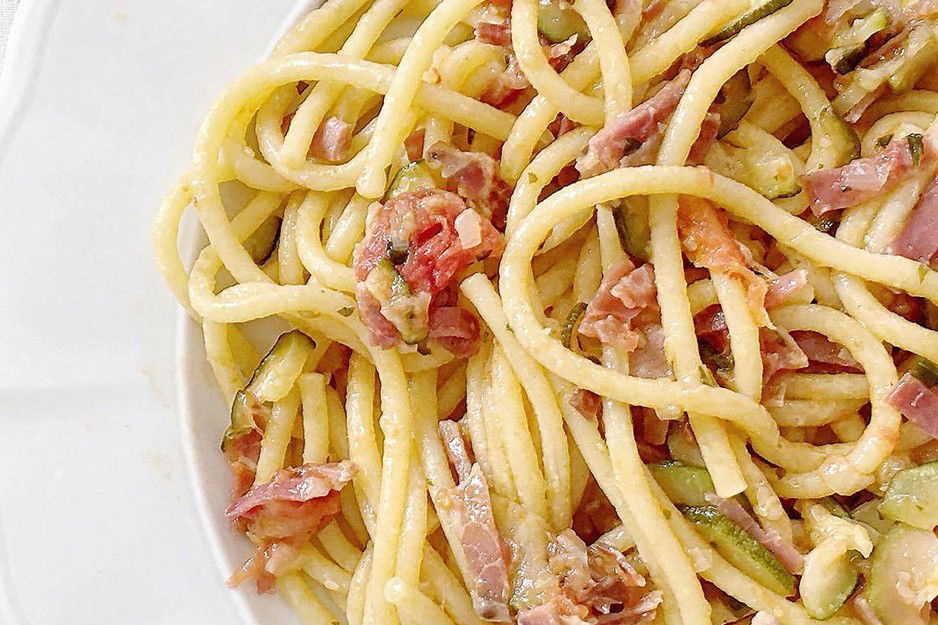 Pasta all’uovo con pomodorini, speck e zucchine