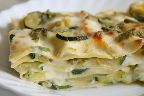 Lasagne cremose con besciamella, asparagi selvatici e zucchine
