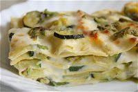 Lasagne cremose con besciamella, asparagi selvatici e zucchine