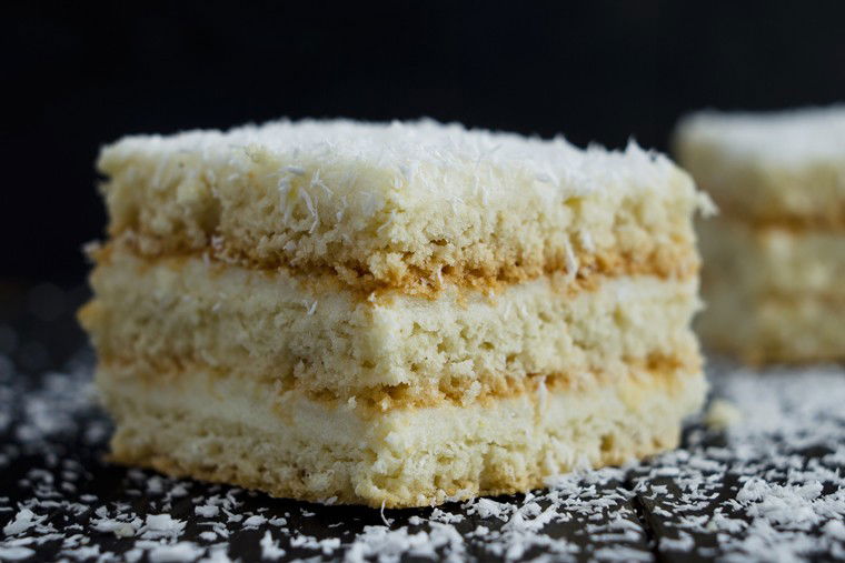 Torta al cocco con caffè e cioccolato bianco