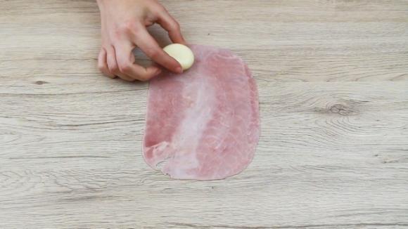 Fagottini di pasta brisée ripieni di prosciutto e provola
