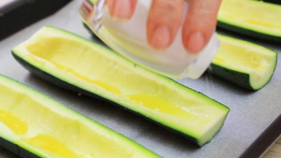Zucchine ripiene con pomodoro e mozzarella