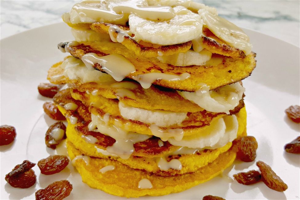 Pancake con banana e crema di mandorle senza glutine