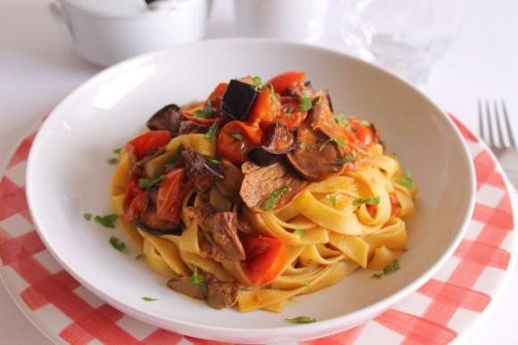 Fettuccine All Uovo Con Funghi Porcini Melanzane Fritte E Pomodorini Fidelity Cucina