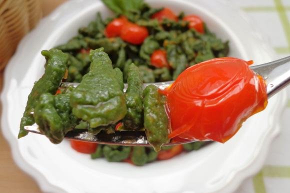 Spätzle con spinaci e pomodorini