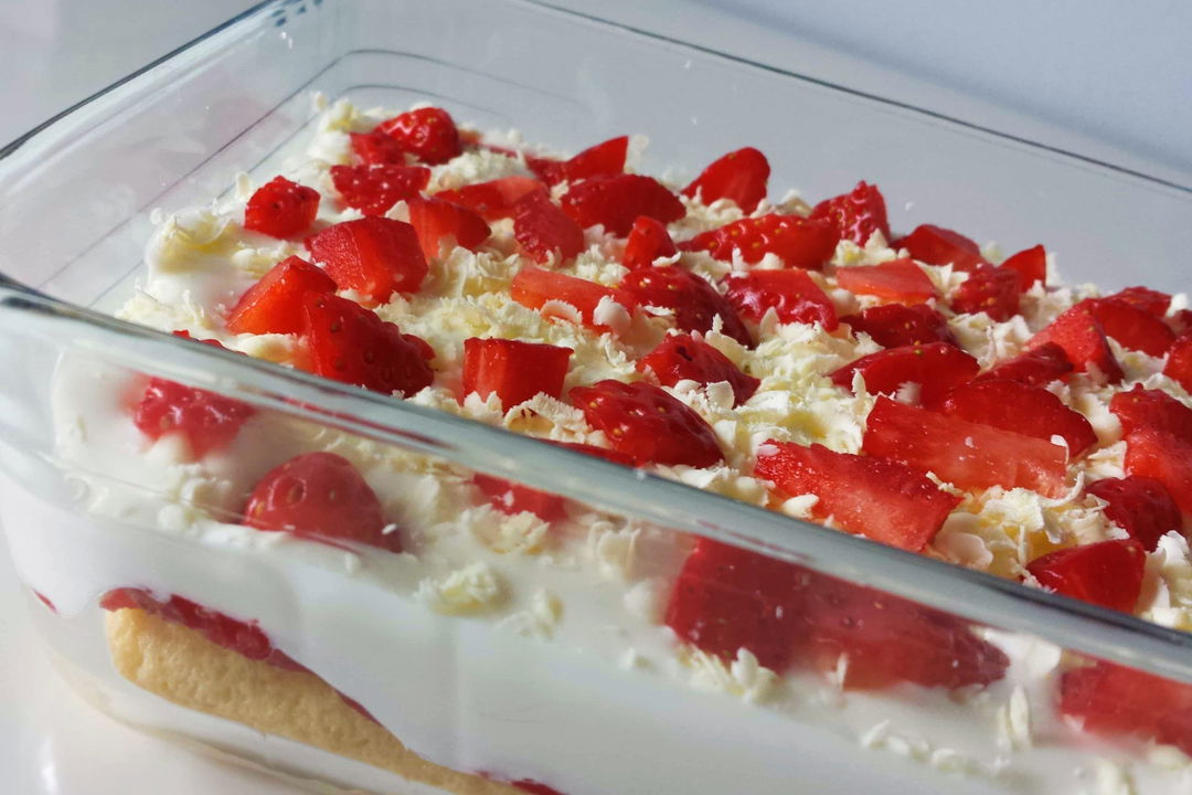 Finto tiramisù con yogurt, panna e fragole