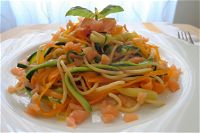 Spaghetti con carote, zucchine e salmone affumicato