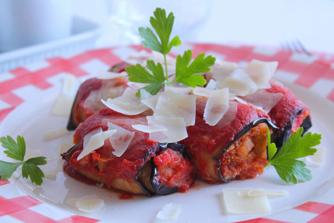 Involtini di melanzane con prosciutto cotto e scaglie di Grana Padano