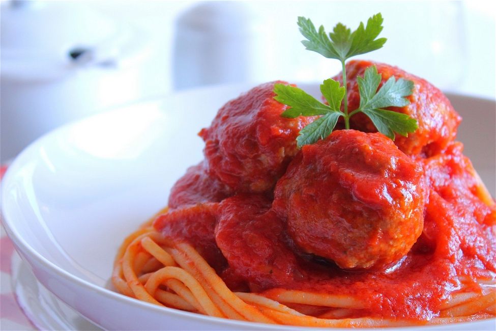 Spaghetti con polpettine di carne al sugo di pomodoro