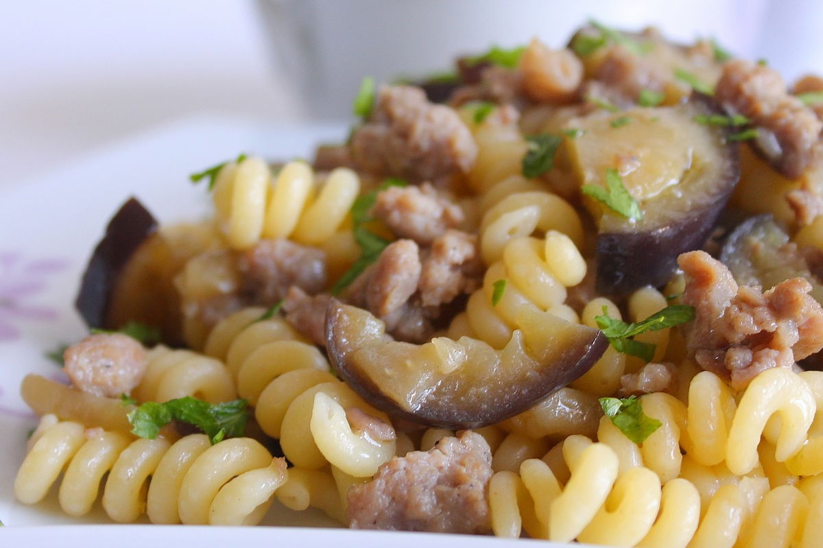 Fusilli Bucati Con Salsiccia E Melanzane Fidelity Cucina