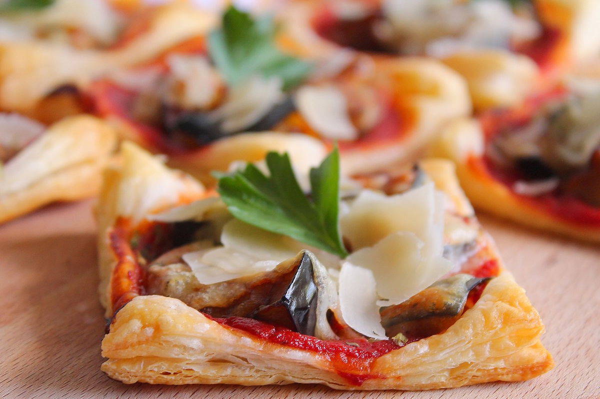 Pizzette di sfoglia con melanzane e scaglie di Grana ...