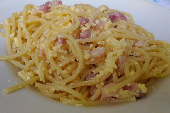 Spaghetti alla carbonara con pancetta affumicata e parmigiano reggiano