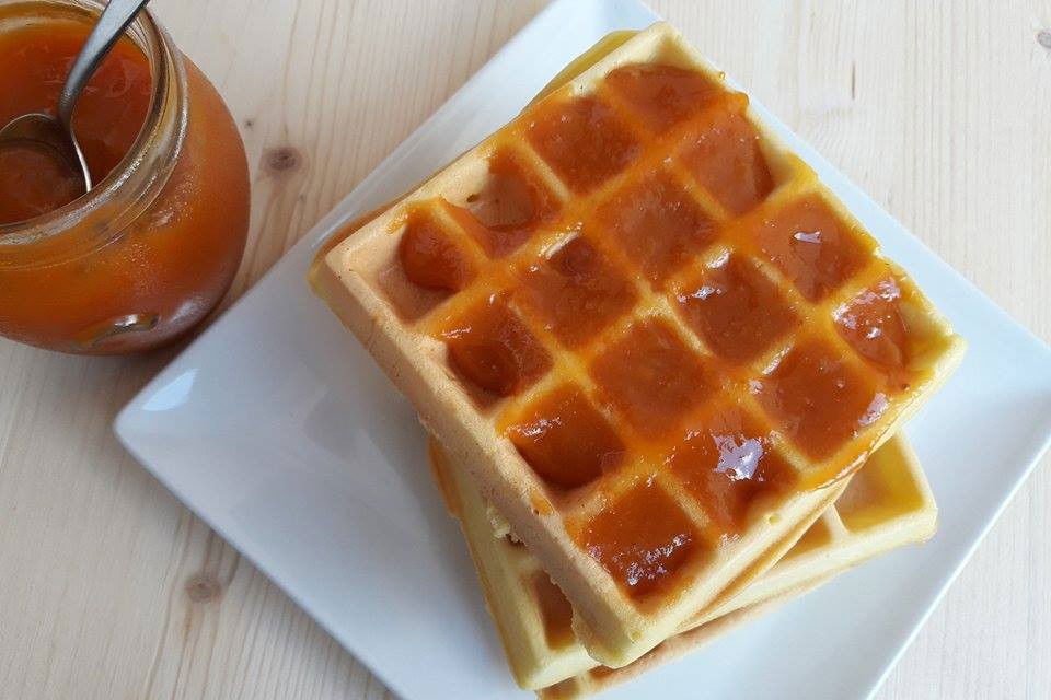 Waffle con marmellata di albicocche