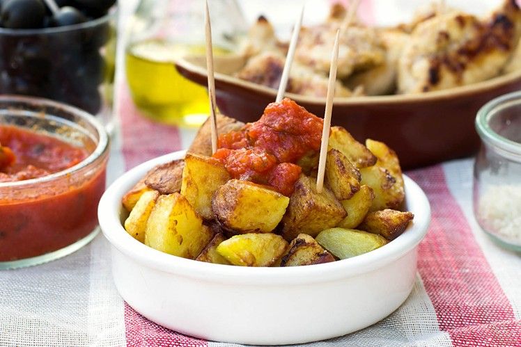 Patatas bravas con salsa al pomodoro