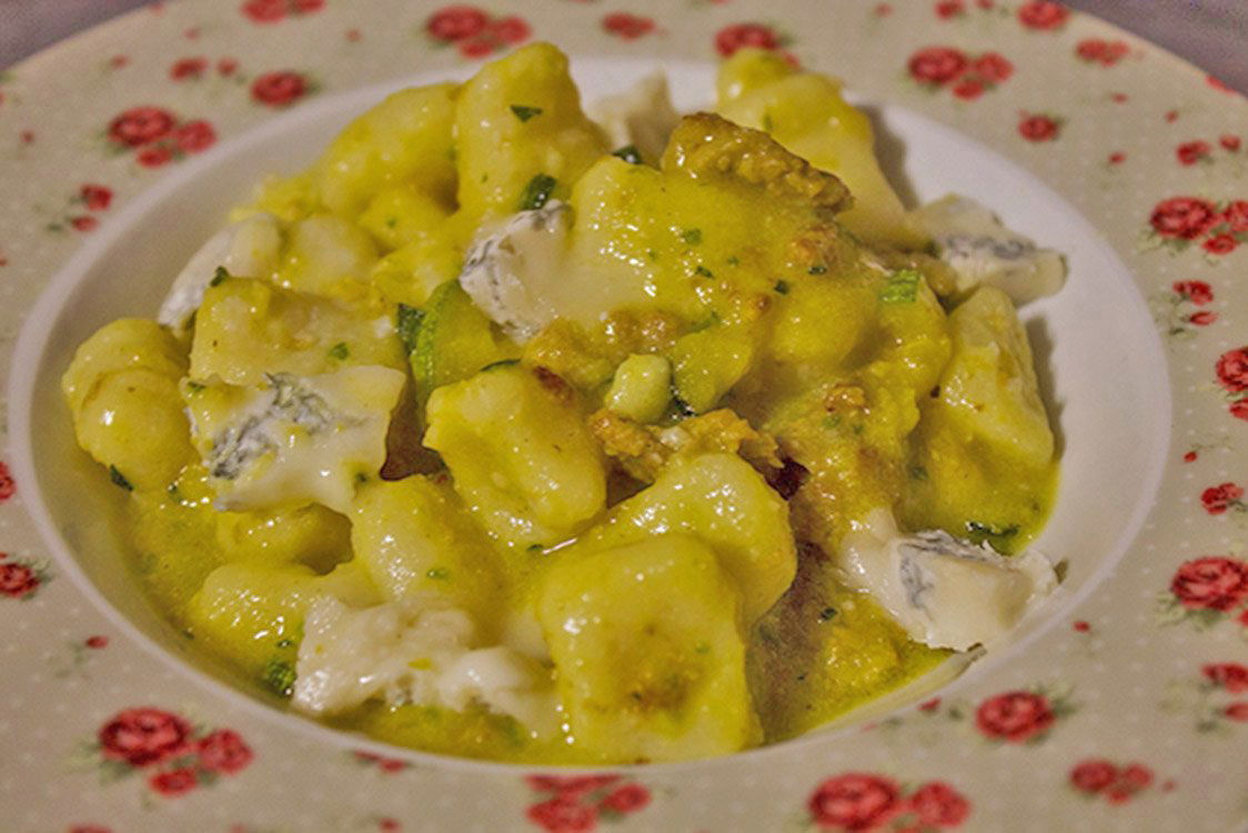 Gnocchi di ricotta fresca, zafferano, zucchine e gocce di ...