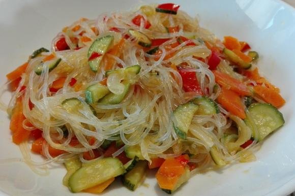 Spaghetti di soia con verdure saltate