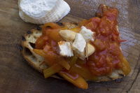 Bruschetta con peperonata e mozzarella di bufala affumicata
