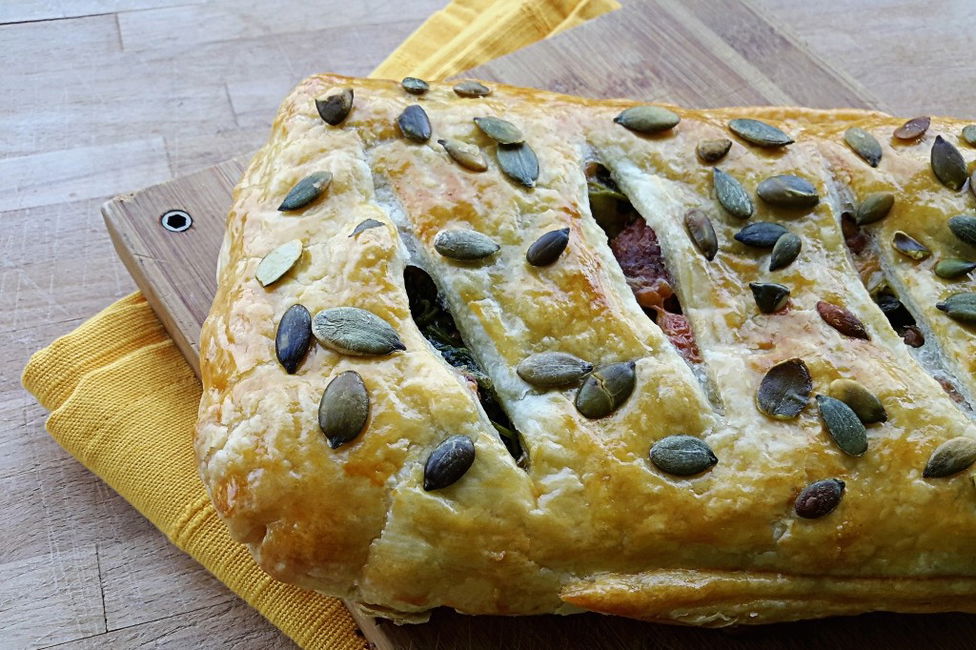 Strudel salato con cavolo nero e salsiccia