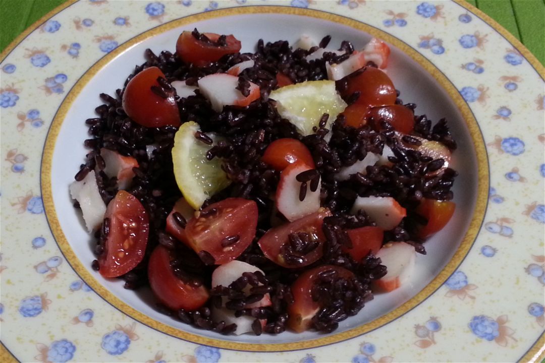 Insalata di riso venere con polpa di granchio, pomodorini e limone -  Fidelity Cucina