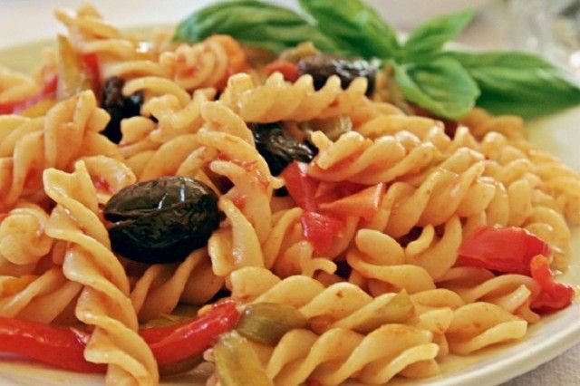 Fusilli alla siciliana con peperoni e olive