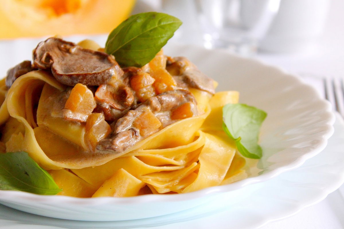 Pappardelle all'uovo con funghi porcini, zucca e panna di soia